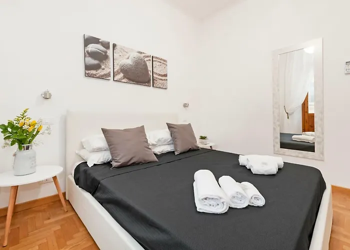 White Flat Labicana Roma